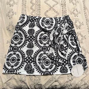 Shein Black and White Mini Skirt NWT
4/$16
